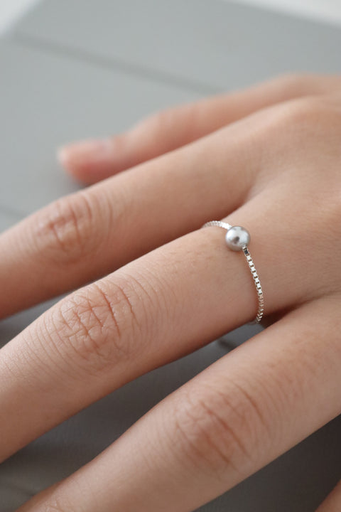 Silvery Grey Pearl Adjustable Chain Ring
